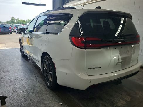 Used 2024 Chrysler Pacifica Touring-L w/ Uconnect Theater Family Group FWD image 4