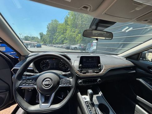 Used 2025 Nissan Altima 2.5 SV FWD image 32