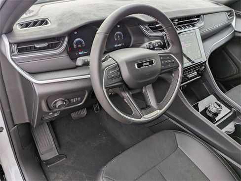 New 2025 Jeep Grand Cherokee Altitude image 11