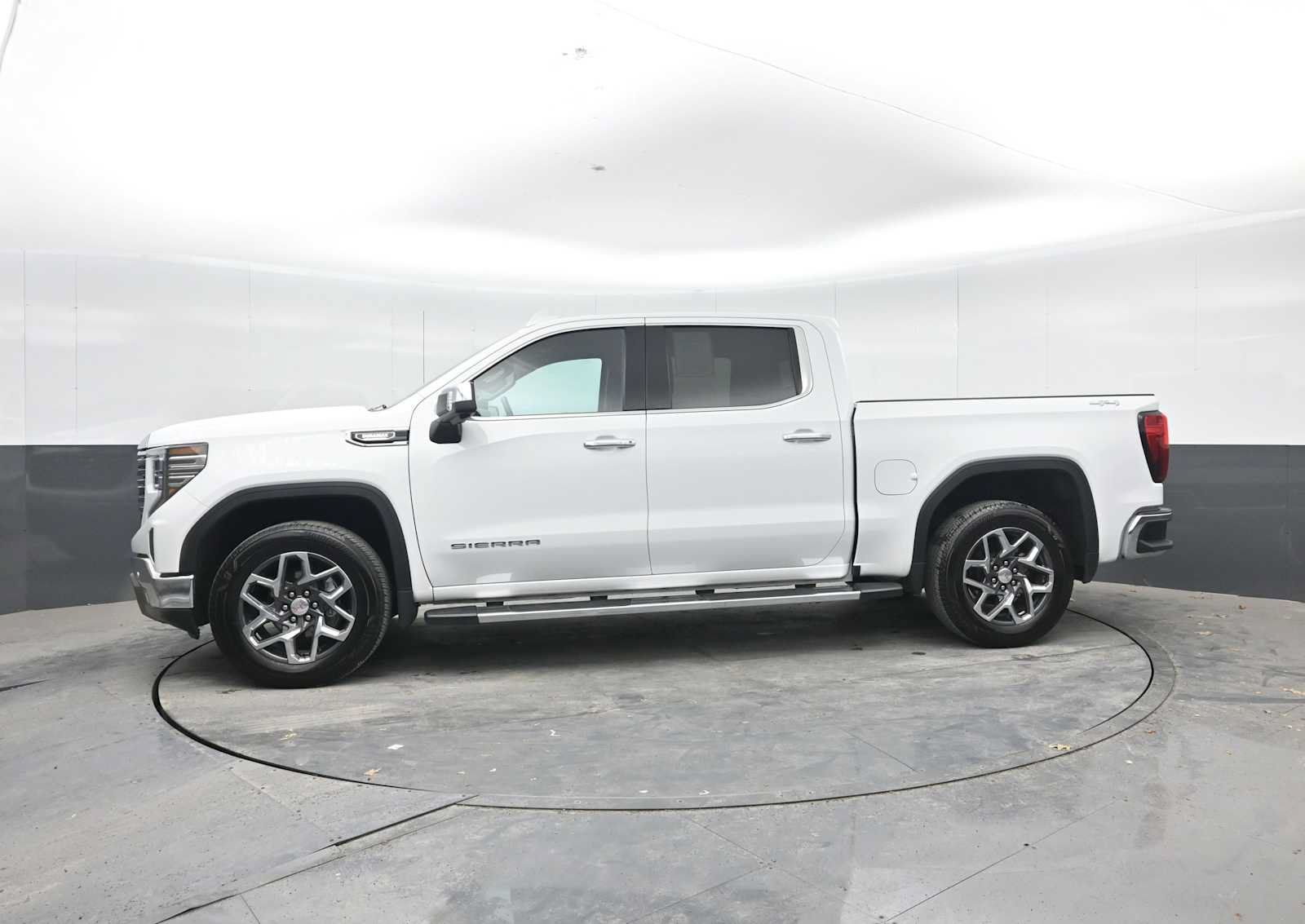 Used 2024 GMC Sierra 1500 SLT w/ SLT Premium Plus Package AWD/4WD image 4