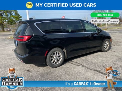 Used 2024 Chrysler Pacifica Touring-L FWD image 5