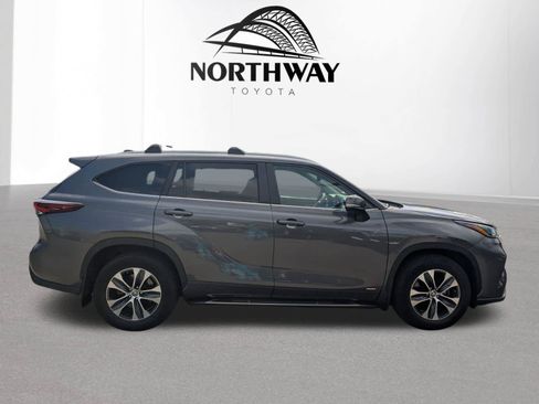 Certified 2024 Toyota Highlander XLE AWD/4WD image 2