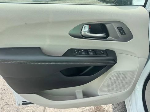 Certified 2024 Chrysler Pacifica Touring-L FWD image 21
