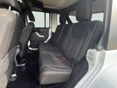 Used 2018 Jeep Wrangler Unlimited Sahara w/ Connectivity Group image 17