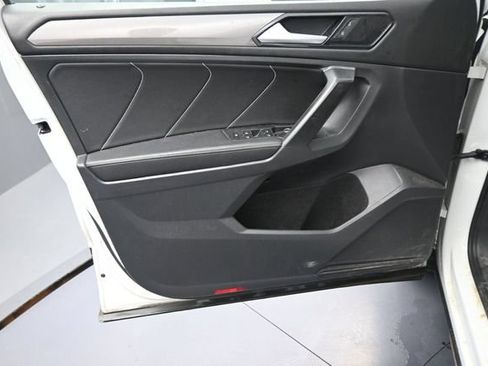 Used 2022 Volkswagen Tiguan SE w/ Panoramic Sunroof Package FWD image 21