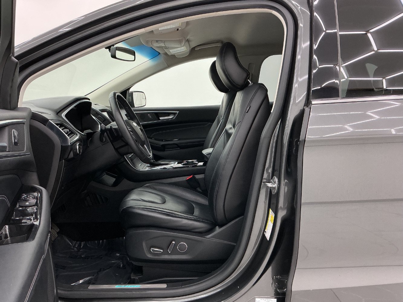 Used 2018 Ford Edge Titanium w/ Technology Package FWD image 14