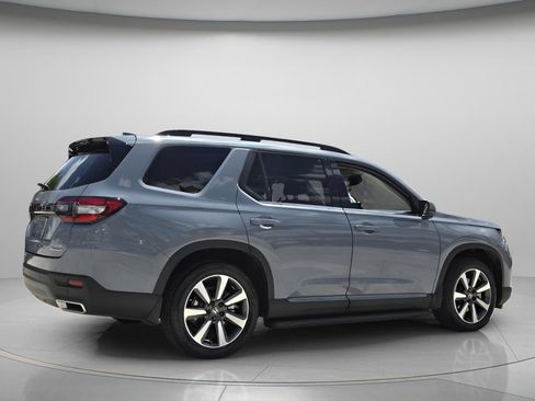 Used 2024 Honda Pilot Touring image 7
