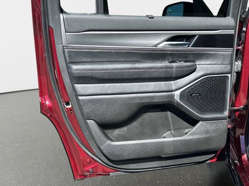 New 2025 Jeep Wagoneer Series II w/ Convenience Group I image 15