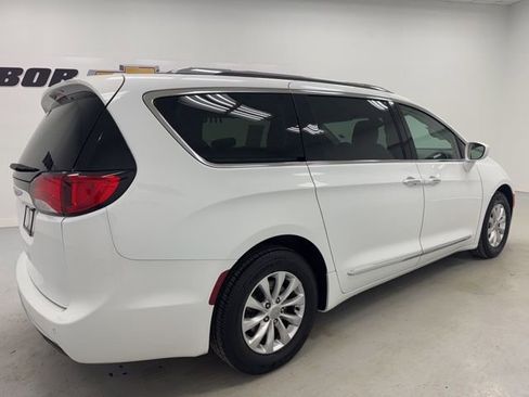 Used 2019 Chrysler Pacifica Touring-L image 5