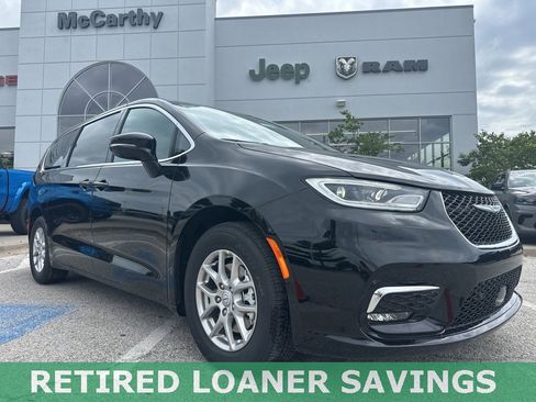 New 2025 Chrysler Pacifica Select w/ Uconnect Theater Family Group image 1