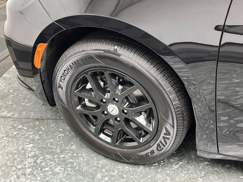 Used 2025 Chrysler Pacifica Select FWD image 31
