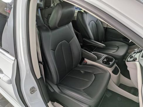 Used 2024 Chrysler Pacifica Touring-L FWD image 34