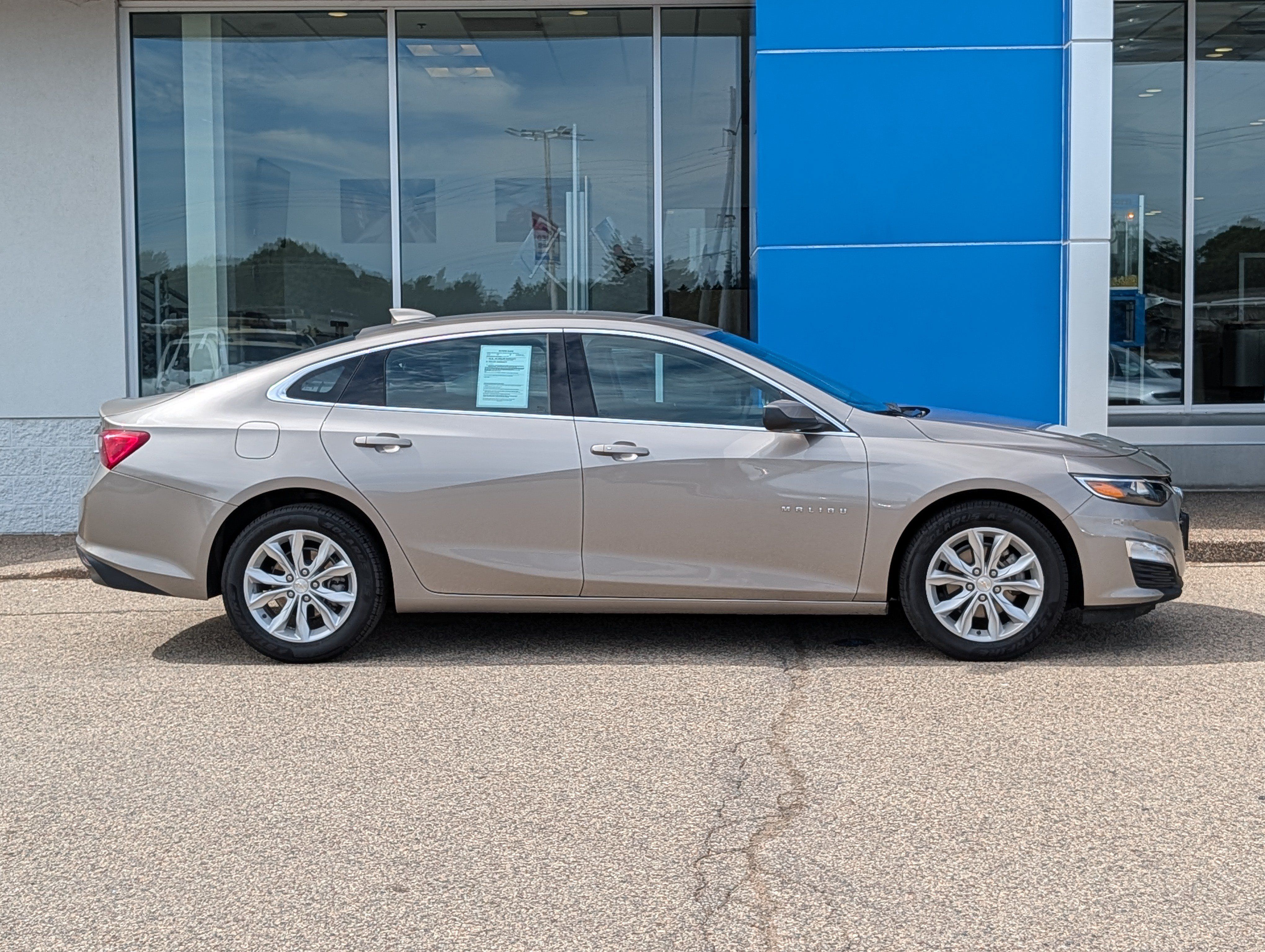 Certified 2025 Chevrolet Malibu LT FWD image 2