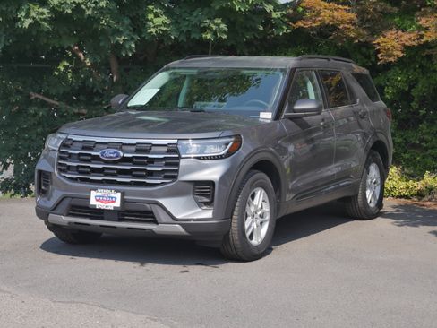 Used 2026 Ford Explorer Active AWD/4WD image 2
