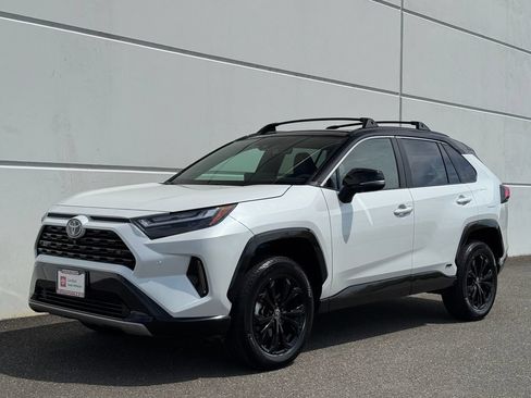 Used 2023 Toyota RAV4 XSE AWD/4WD image 3
