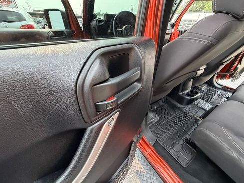 Used 2014 Jeep Wrangler Unlimited Sahara w/ Dual Top Group AWD/4WD image 15