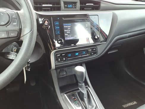 Used 2018 Toyota Corolla LE FWD image 28