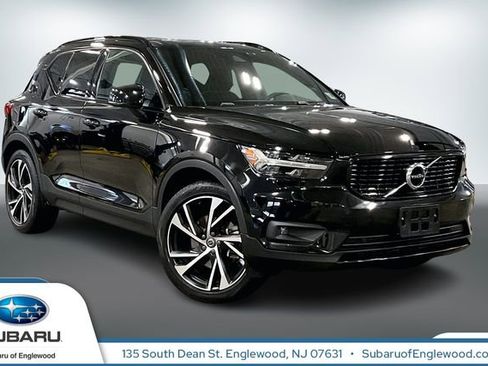 Used 2022 Volvo XC40 T5 R-Design image 1