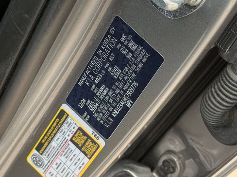 Used 2025 Kia Soul LX w/ LX Technology Package FWD image 28