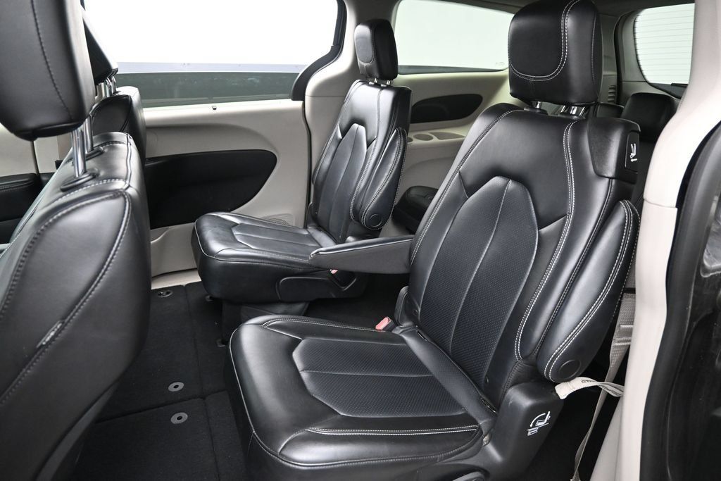 Used 2023 Chrysler Pacifica Touring-L FWD image 26