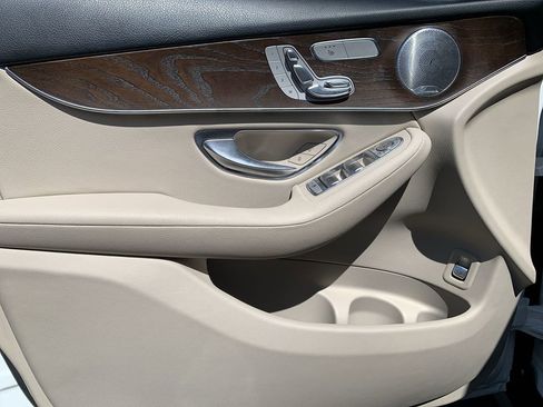 Used 2019 Mercedes-Benz GLC 300 4MATIC image 14