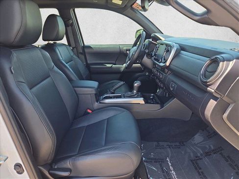 Used 2021 Toyota Tacoma Limited w/ Nightshade Package AWD/4WD image 27