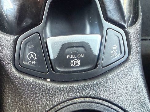 Used 2018 Jeep Compass Limited w/ Navigation Group AWD/4WD image 31