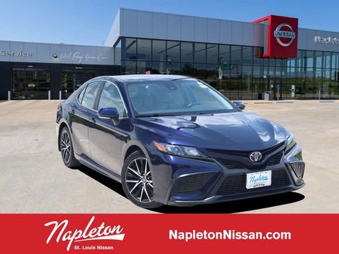 Used 2021 Toyota Camry SE w/ Cold Weather Package AWD/4WD image 1