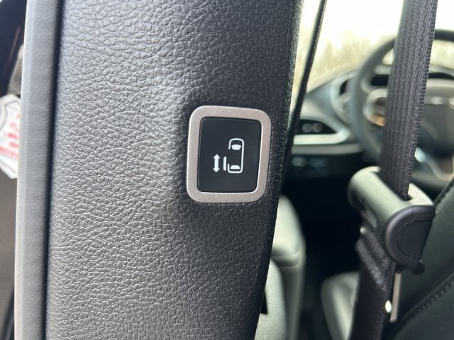 Used 2025 Chrysler Pacifica Select FWD image 18