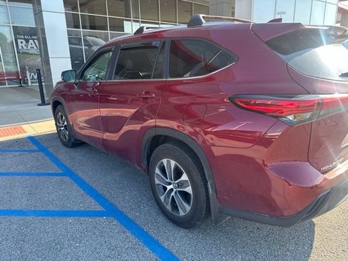 Used 2023 Toyota Highlander XLE AWD/4WD image 4