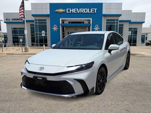 Used 2025 Toyota Camry SE FWD image 1