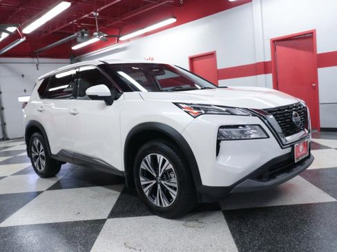 Used 2021 Nissan Rogue SV image 2