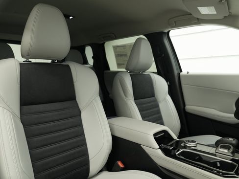 New 2025 Mitsubishi Outlander SE image 36