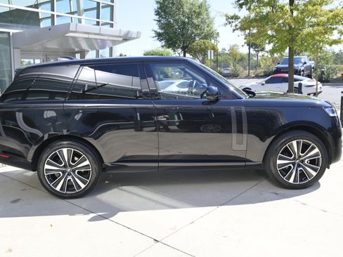 Used 2024 Land Rover Range Rover SE image 4