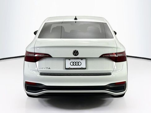 Used 2024 Volkswagen Jetta Sport image 6