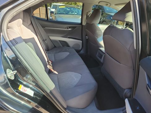 Used 2018 Toyota Camry LE image 11