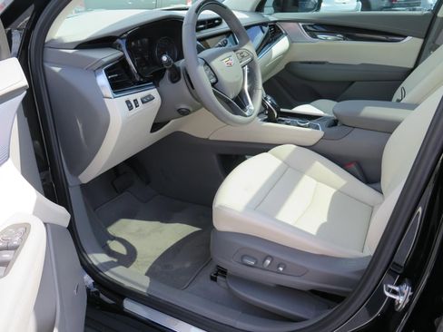 Used 2025 Cadillac XT6 Premium Luxury w/ Technology Package image 9