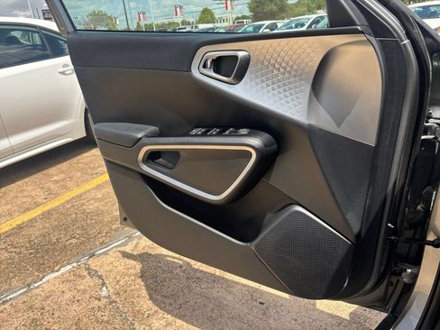 Used 2025 Kia Soul LX w/ LX Technology Package FWD image 18