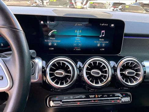 Used 2021 Mercedes-Benz GLB 250 4MATIC w/ Premium Package image 32