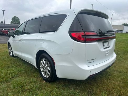 Used 2023 Chrysler Pacifica Touring-L FWD image 5