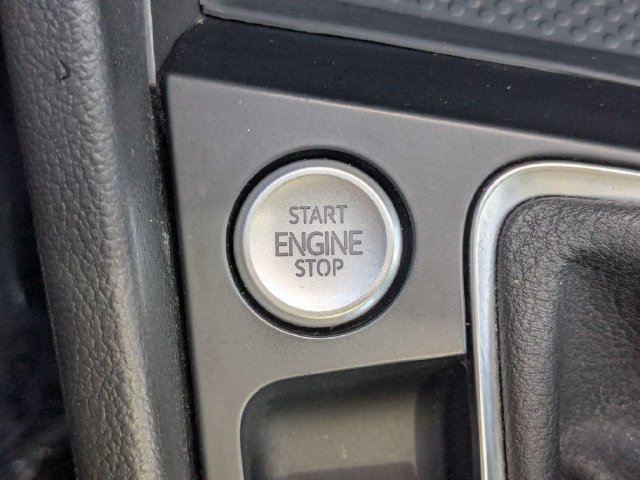 Used 2025 Volkswagen Jetta SE FWD image 31