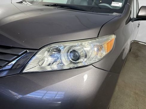 Used 2013 Toyota Sienna XLE image 29