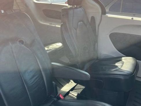 Used 2020 Chrysler Pacifica Touring-L Plus FWD image 7