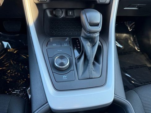 Used 2022 Toyota RAV4 LE image 10