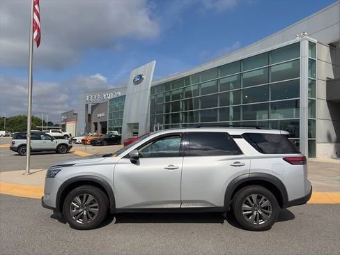 Used 2025 Nissan Pathfinder SV FWD image 2