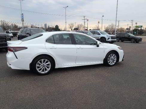 Used 2024 Toyota Camry SE image 8