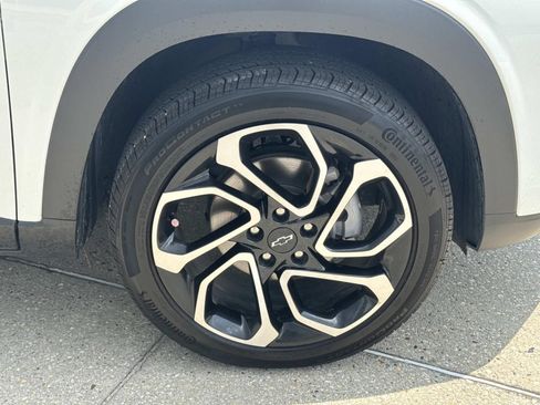 Used 2025 Chevrolet Trax RS w/ Sunroof Package FWD image 4