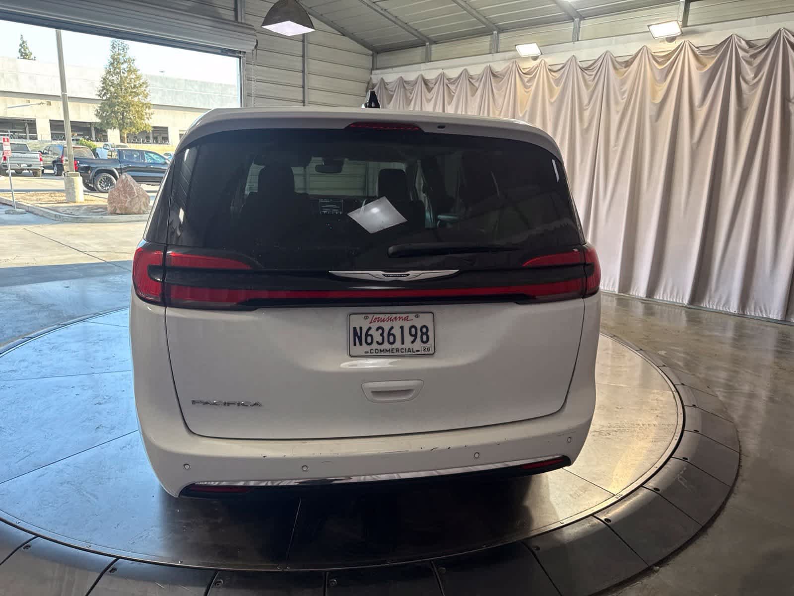 Used 2023 Chrysler Pacifica Touring-L FWD image 6