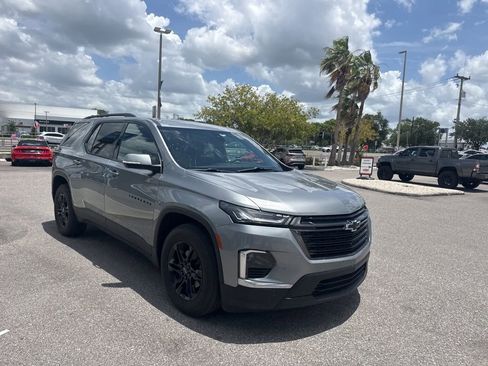 Used 2023 Chevrolet Traverse LT FWD image 1