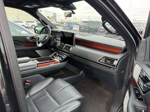 Used 2023 Lincoln Navigator Reserve image 6